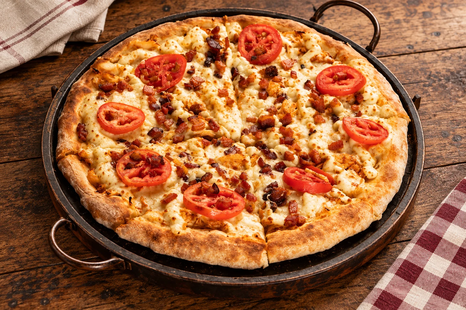 Pizza com queijo, tomate e bacon em uma assadeira rústica