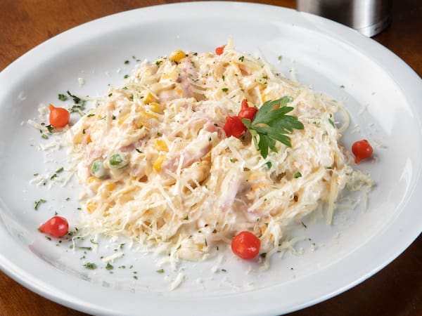 Espaguete ao molho branco da La Parmigiana, servido com queijo parmesão