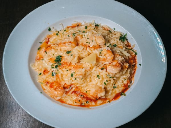 Risoto de camarão em prato fundo